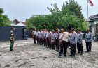 Tanamkan Kedisiplinan, Babinsa Koramil Sumberrejo Bersama Bhabinkamtibmas Latih PBB Linmas Desa Butoh